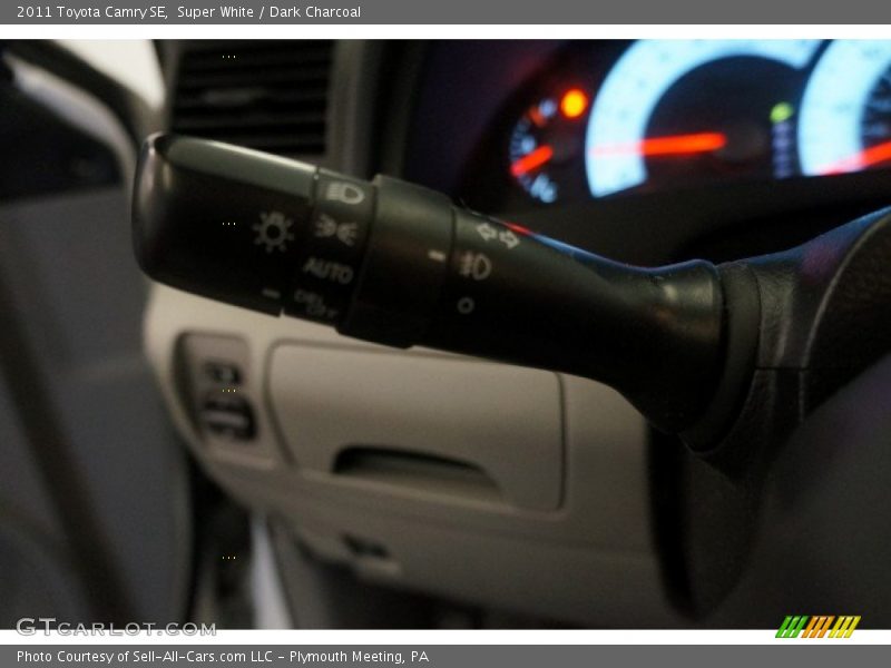 Super White / Dark Charcoal 2011 Toyota Camry SE