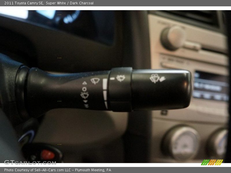 Super White / Dark Charcoal 2011 Toyota Camry SE