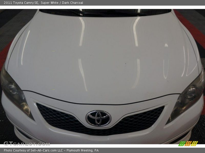 Super White / Dark Charcoal 2011 Toyota Camry SE