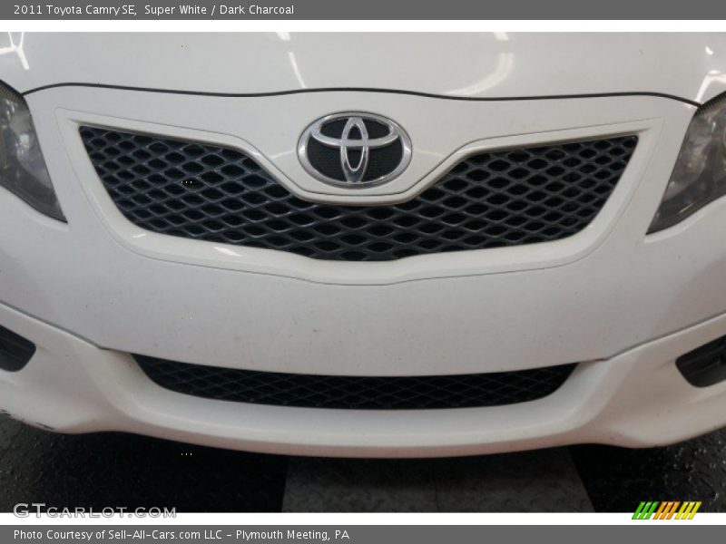 Super White / Dark Charcoal 2011 Toyota Camry SE