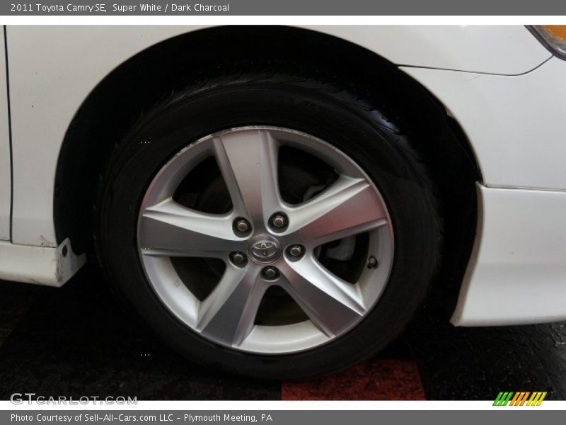 Super White / Dark Charcoal 2011 Toyota Camry SE