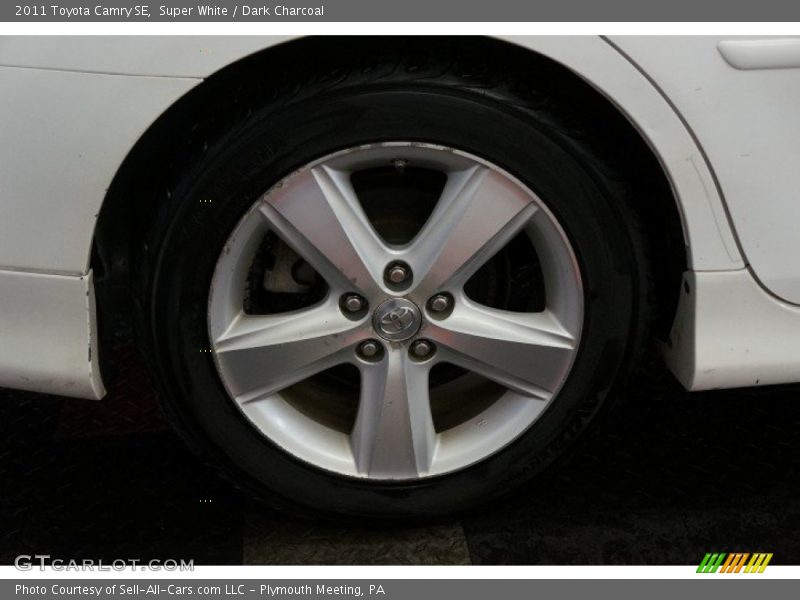 Super White / Dark Charcoal 2011 Toyota Camry SE