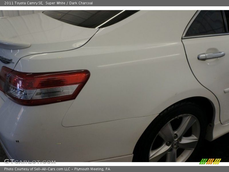Super White / Dark Charcoal 2011 Toyota Camry SE