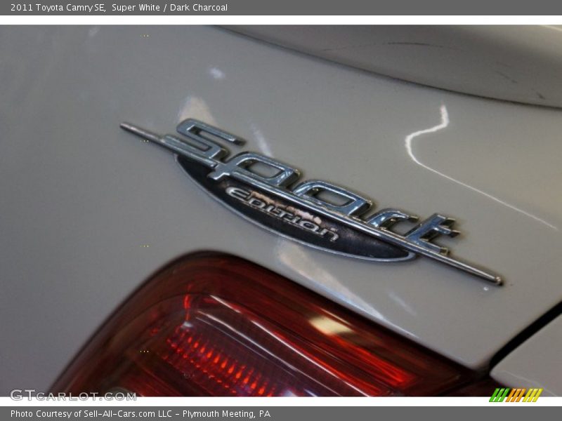 Super White / Dark Charcoal 2011 Toyota Camry SE