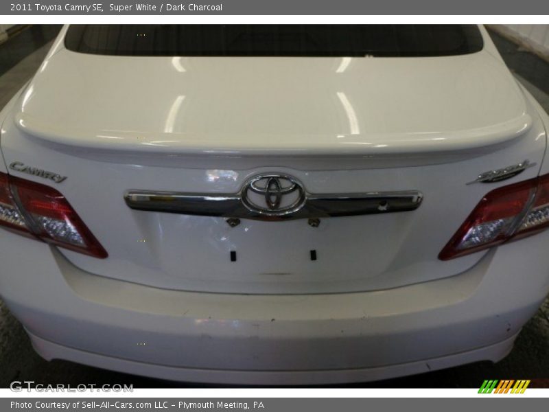 Super White / Dark Charcoal 2011 Toyota Camry SE