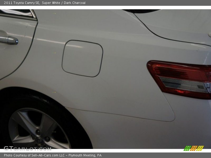 Super White / Dark Charcoal 2011 Toyota Camry SE