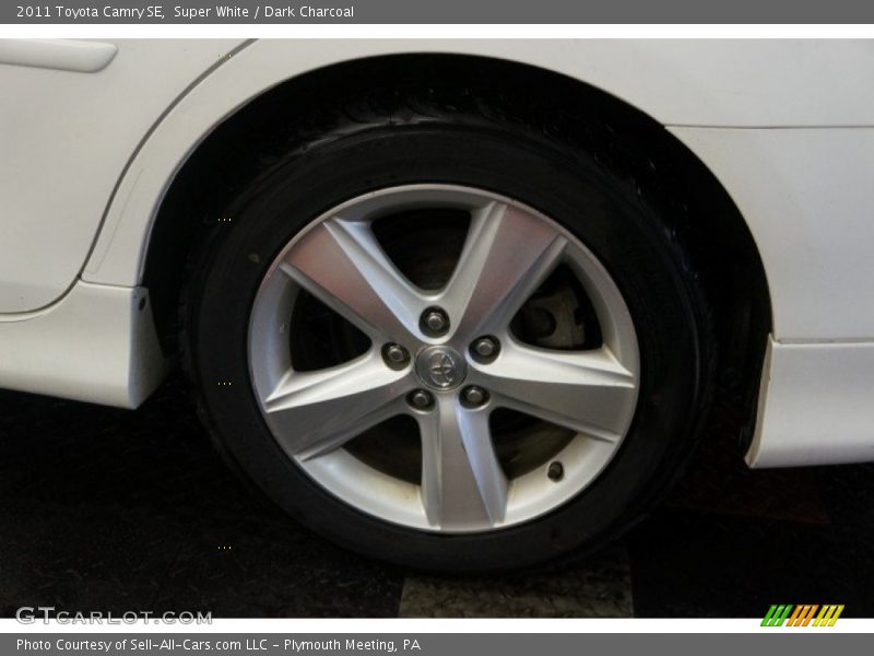Super White / Dark Charcoal 2011 Toyota Camry SE
