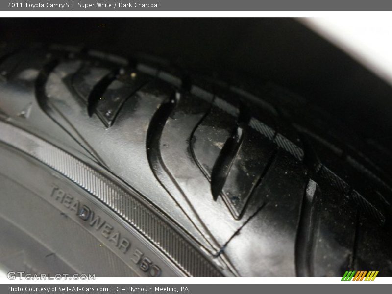Super White / Dark Charcoal 2011 Toyota Camry SE