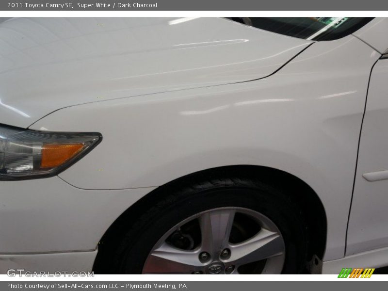 Super White / Dark Charcoal 2011 Toyota Camry SE