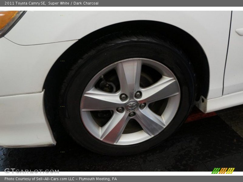 Super White / Dark Charcoal 2011 Toyota Camry SE