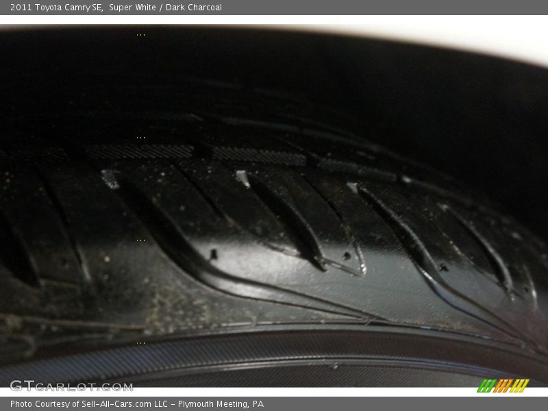 Super White / Dark Charcoal 2011 Toyota Camry SE