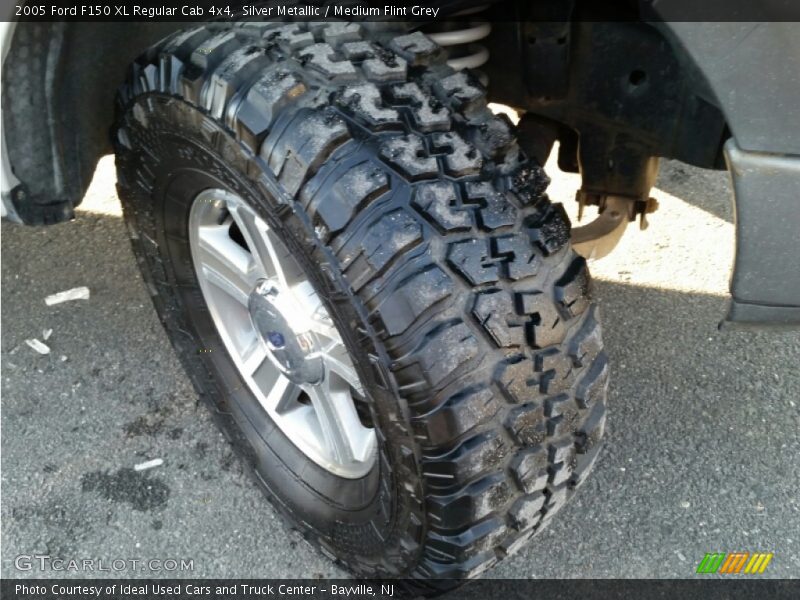 Silver Metallic / Medium Flint Grey 2005 Ford F150 XL Regular Cab 4x4