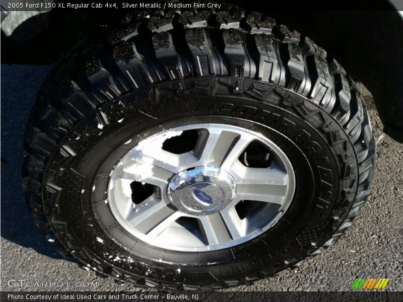 Silver Metallic / Medium Flint Grey 2005 Ford F150 XL Regular Cab 4x4