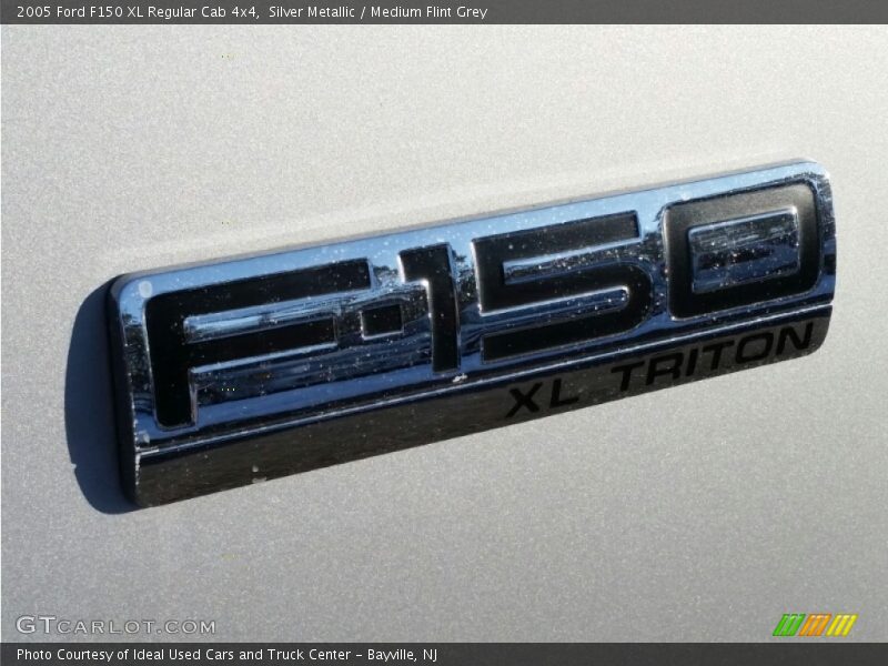 Silver Metallic / Medium Flint Grey 2005 Ford F150 XL Regular Cab 4x4