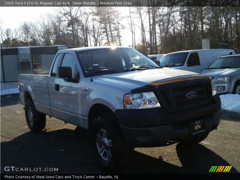 Silver Metallic / Medium Flint Grey 2005 Ford F150 XL Regular Cab 4x4