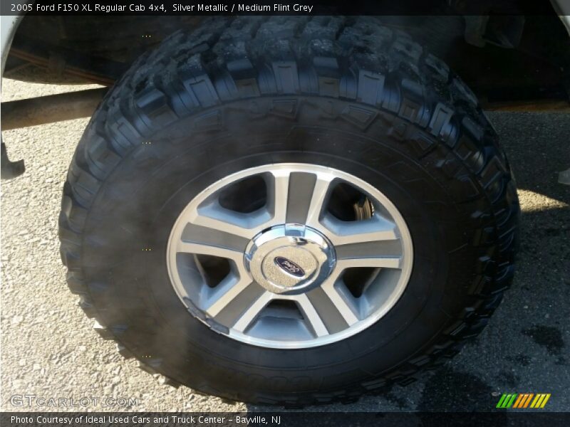 Silver Metallic / Medium Flint Grey 2005 Ford F150 XL Regular Cab 4x4