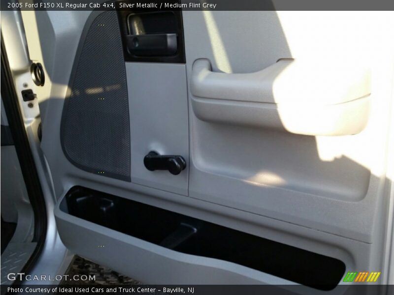 Silver Metallic / Medium Flint Grey 2005 Ford F150 XL Regular Cab 4x4