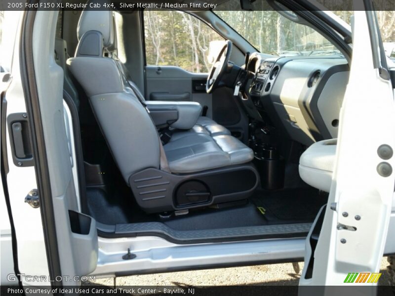 Silver Metallic / Medium Flint Grey 2005 Ford F150 XL Regular Cab 4x4