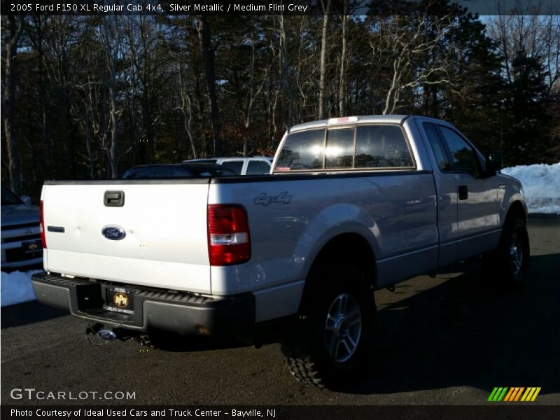 Silver Metallic / Medium Flint Grey 2005 Ford F150 XL Regular Cab 4x4