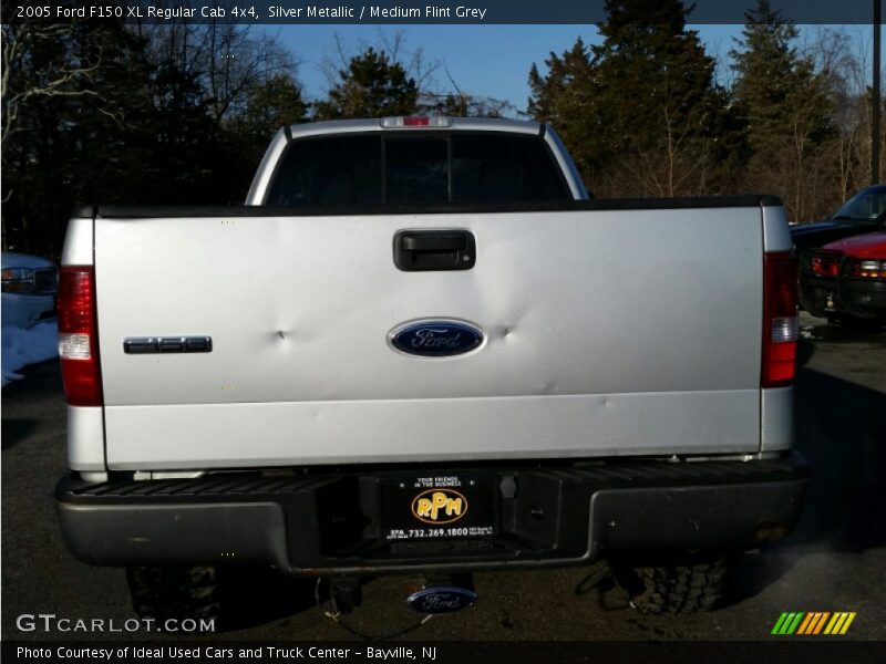 Silver Metallic / Medium Flint Grey 2005 Ford F150 XL Regular Cab 4x4