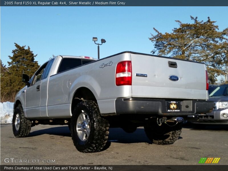 Silver Metallic / Medium Flint Grey 2005 Ford F150 XL Regular Cab 4x4