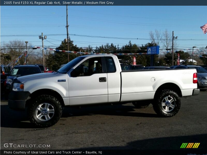 Silver Metallic / Medium Flint Grey 2005 Ford F150 XL Regular Cab 4x4