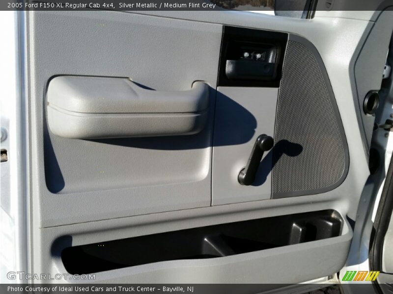 Silver Metallic / Medium Flint Grey 2005 Ford F150 XL Regular Cab 4x4
