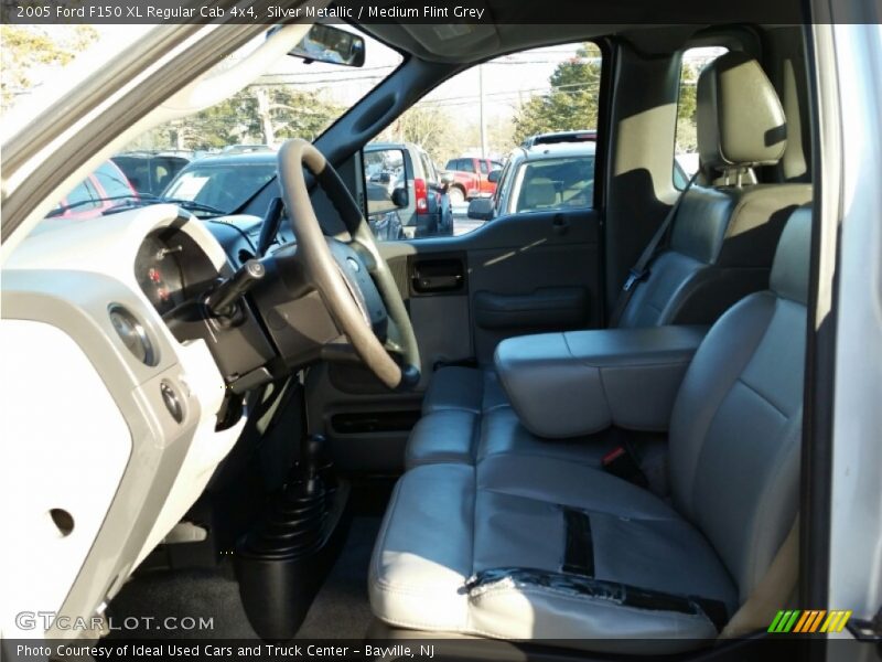 Silver Metallic / Medium Flint Grey 2005 Ford F150 XL Regular Cab 4x4