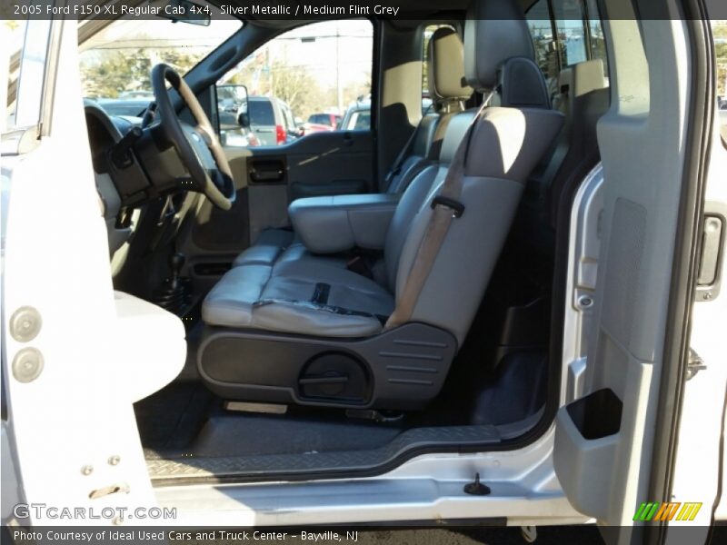 Silver Metallic / Medium Flint Grey 2005 Ford F150 XL Regular Cab 4x4