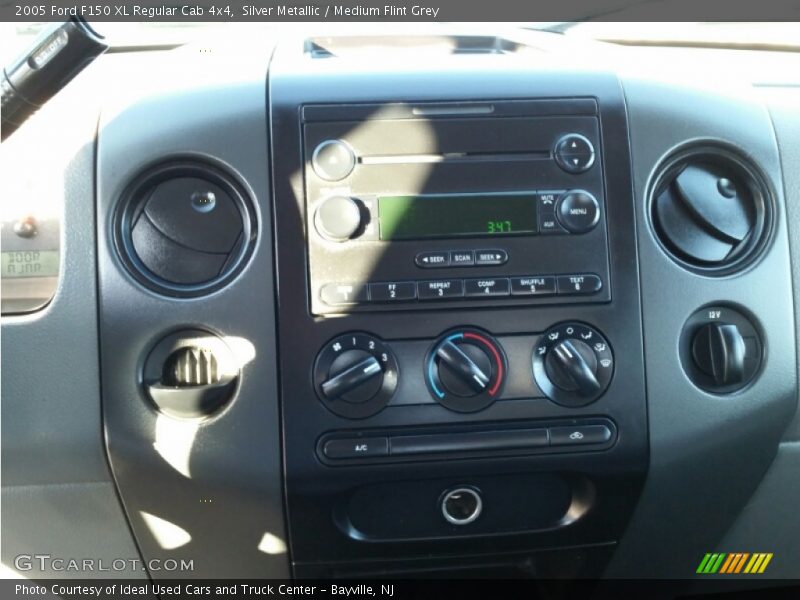 Silver Metallic / Medium Flint Grey 2005 Ford F150 XL Regular Cab 4x4