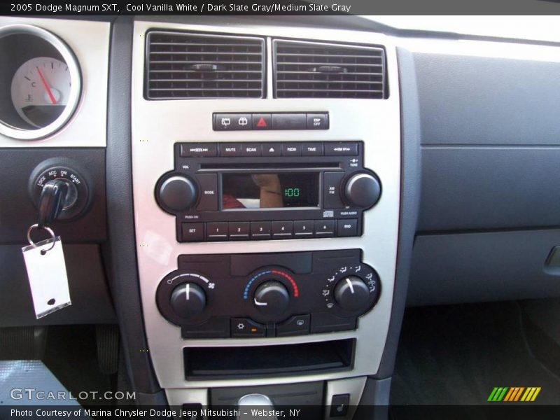 Cool Vanilla White / Dark Slate Gray/Medium Slate Gray 2005 Dodge Magnum SXT