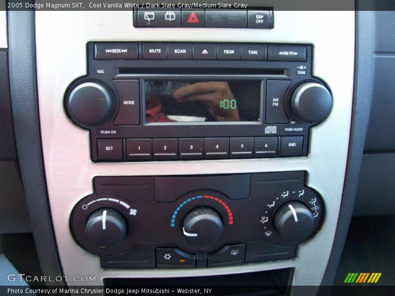 Cool Vanilla White / Dark Slate Gray/Medium Slate Gray 2005 Dodge Magnum SXT