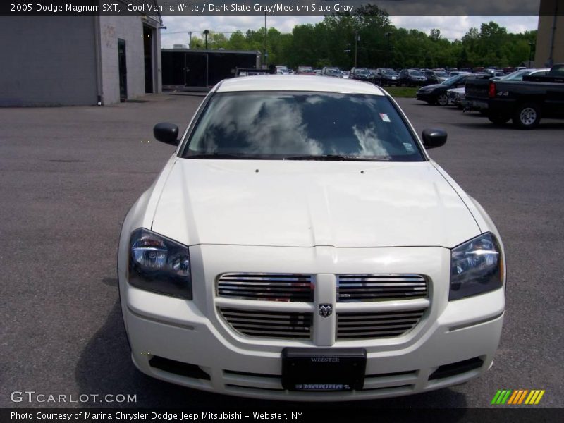 Cool Vanilla White / Dark Slate Gray/Medium Slate Gray 2005 Dodge Magnum SXT