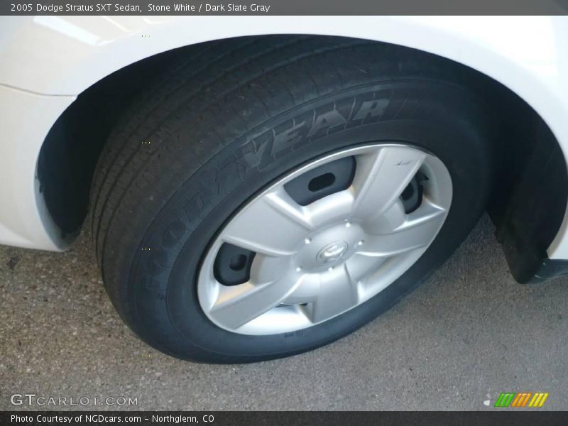 Stone White / Dark Slate Gray 2005 Dodge Stratus SXT Sedan