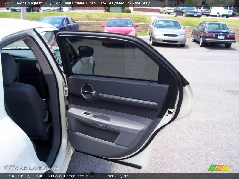 Cool Vanilla White / Dark Slate Gray/Medium Slate Gray 2005 Dodge Magnum SXT