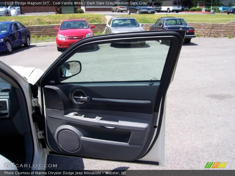 Cool Vanilla White / Dark Slate Gray/Medium Slate Gray 2005 Dodge Magnum SXT