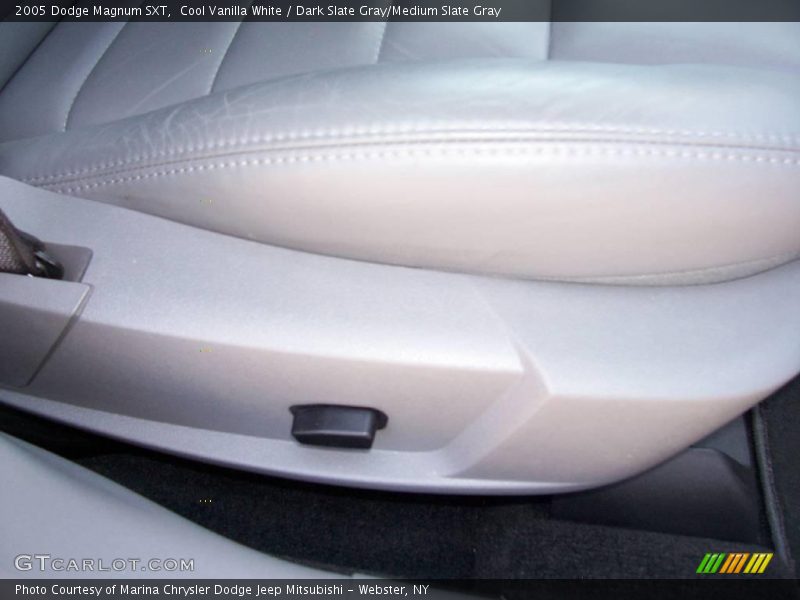 Cool Vanilla White / Dark Slate Gray/Medium Slate Gray 2005 Dodge Magnum SXT