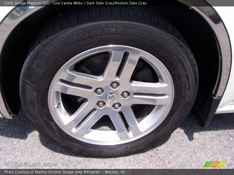 Cool Vanilla White / Dark Slate Gray/Medium Slate Gray 2005 Dodge Magnum SXT