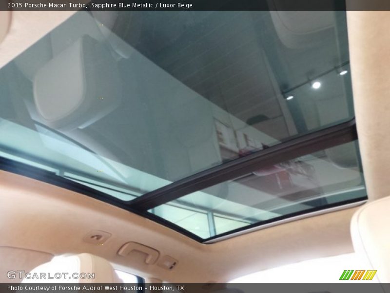 Sunroof of 2015 Macan Turbo