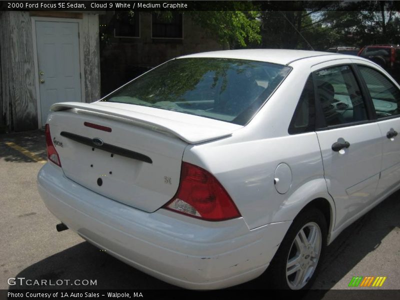 Cloud 9 White / Medium Graphite 2000 Ford Focus SE Sedan