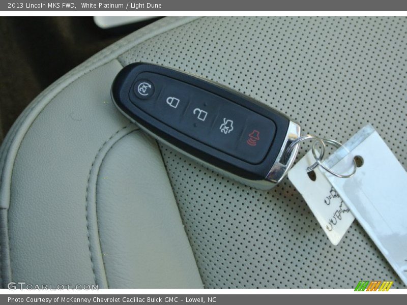 White Platinum / Light Dune 2013 Lincoln MKS FWD