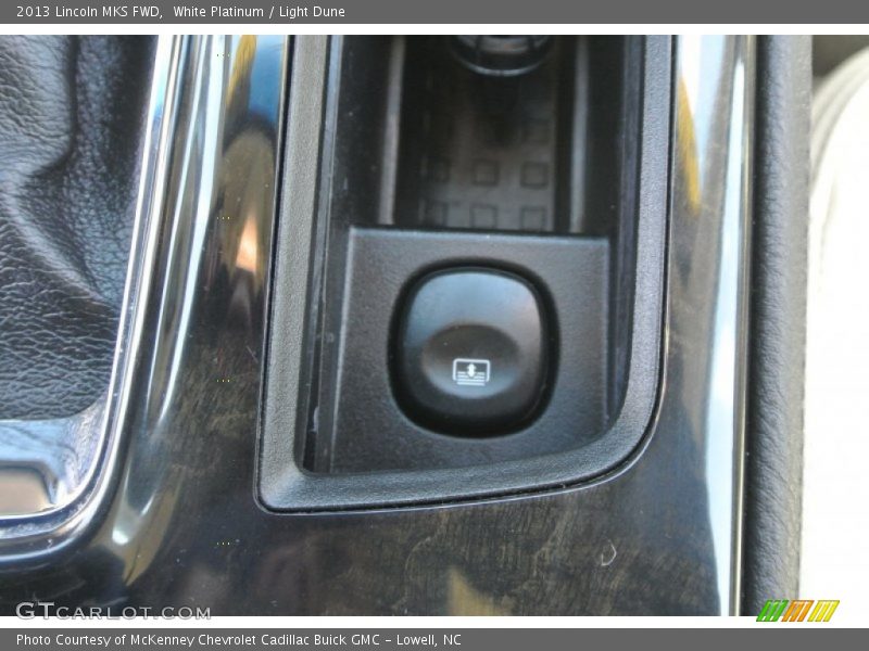 White Platinum / Light Dune 2013 Lincoln MKS FWD