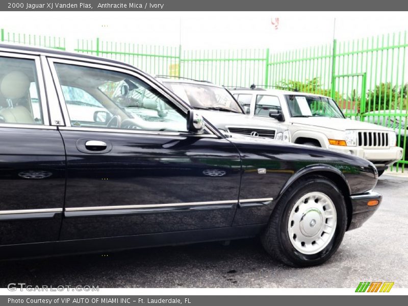 Anthracite Mica / Ivory 2000 Jaguar XJ Vanden Plas