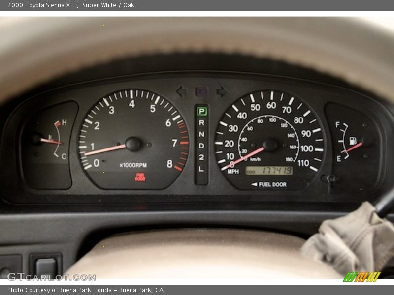 Super White / Oak 2000 Toyota Sienna XLE