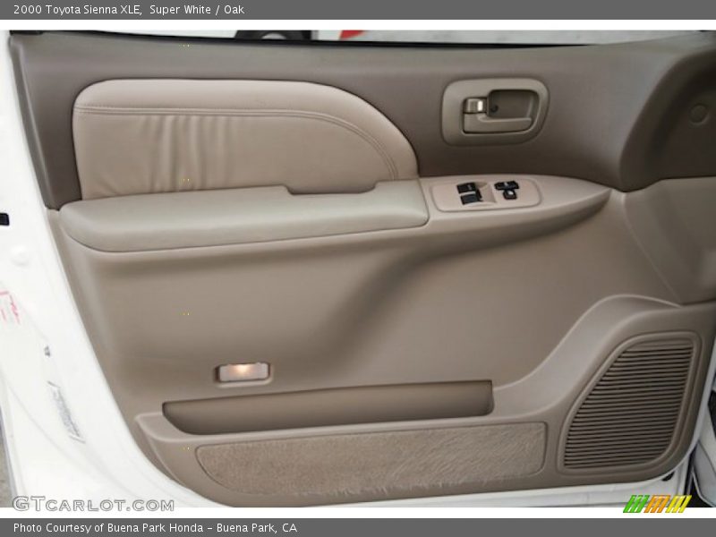Super White / Oak 2000 Toyota Sienna XLE