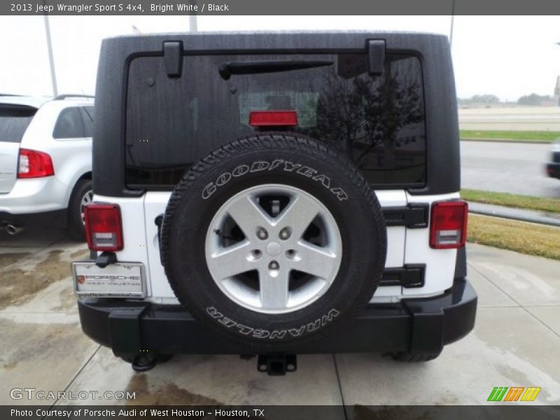 Bright White / Black 2013 Jeep Wrangler Sport S 4x4