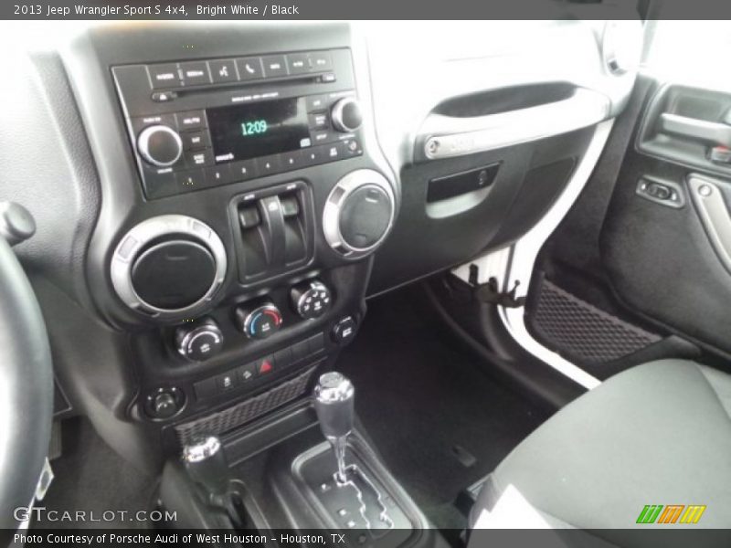 Bright White / Black 2013 Jeep Wrangler Sport S 4x4