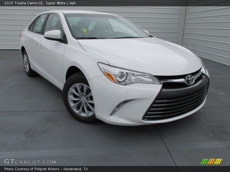Front 3/4 View of 2015 Camry LE