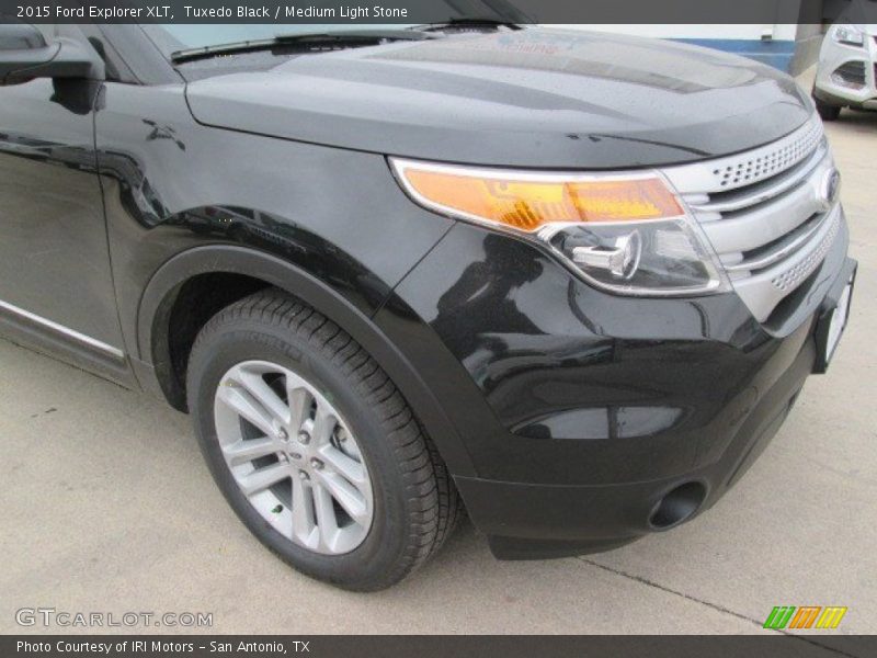 Tuxedo Black / Medium Light Stone 2015 Ford Explorer XLT