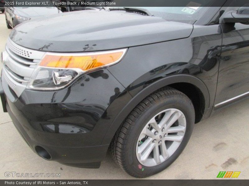 Tuxedo Black / Medium Light Stone 2015 Ford Explorer XLT